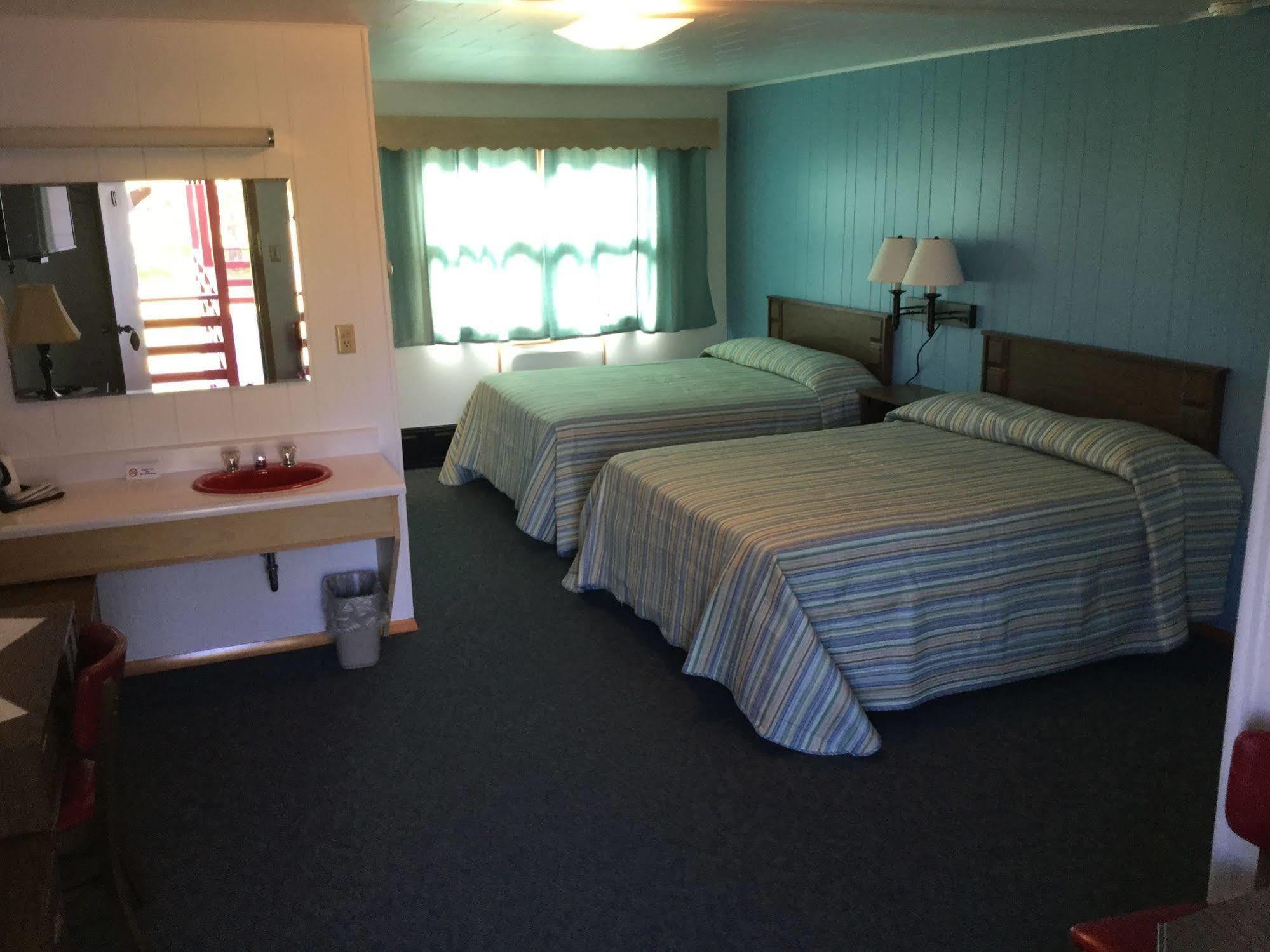 Cedars Motel Ironwood Εξωτερικό φωτογραφία