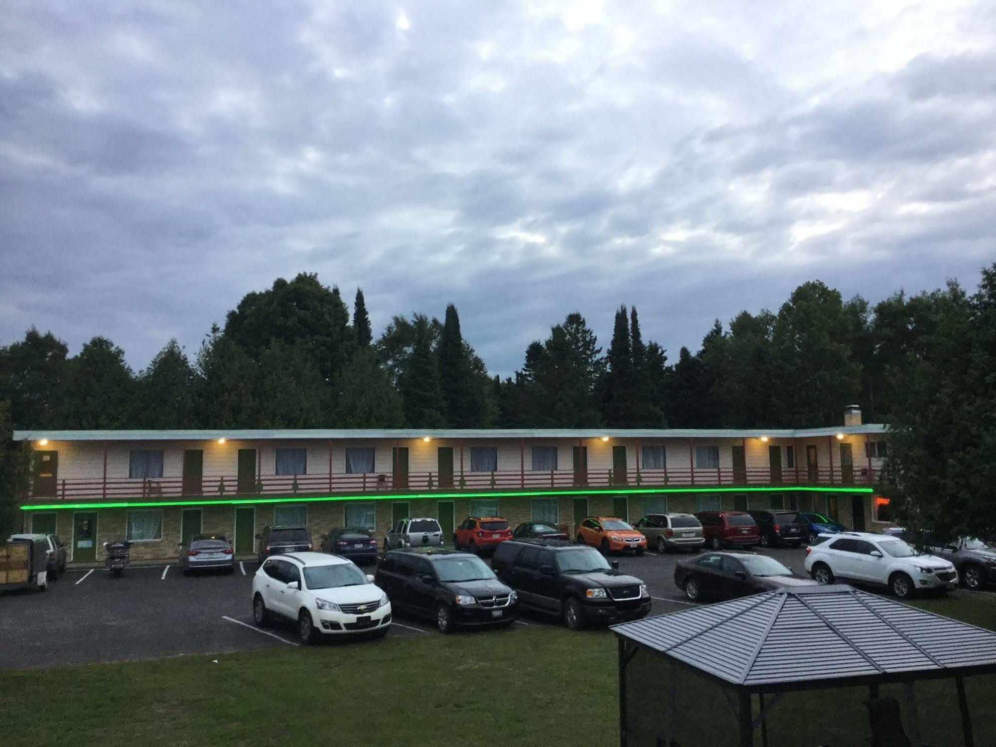 Cedars Motel Ironwood Εξωτερικό φωτογραφία